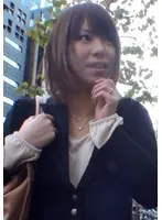 街行くごく普通の美人若妻を商品開発のモニターに協力をと個室に誘いエログッズをモニタリング！むっつりスケベな若妻と3P中出しSEX！
