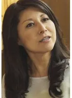 娘に彼氏を紹介していたらテーブルの下で触られて！声を抑えて盛り上がる熟年カップル。