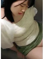 女性トイレに突っ伏していた色白ギャル系女性に忍び寄る魔の手！隠し撮りされた行為！