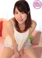 グラビアタレントのデビュー作初フェラ抜き！男優リードで、始めは亀頭をちゅぱちゅぱ。手コキ＆亀頭舐めから玉吸い＆玉舐め。チ○ポをパクリと咥えてじゅぼじゅぼフェラ。ディープスロート、イラマチオ、パイズリとフルコース。最後は初めての一撃顔射！ 南まゆ 南まゆ