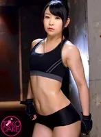 黒髪美少女護身術講師を襲うトレーナーのチ○ポ！喉奥までぶち込むイラマチオ、嫌がる彼女のマ○コにチ○ポを突っ込みピストン。言葉と態度では抵抗するが、体はしっかり反応してしまい少しずつ喘ぎ声が…。そして勝手にイッた男の汚いザーメンを顔に浴びる！ 皆野あい 皆野あい