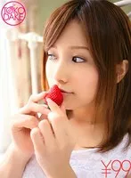 【お得】AVアイドルのデビュー作でのフェラ抜き＆初顔射＆お掃除フェラ。チ○ポ弄りから匂いを嗅いで亀頭をチロチロ舐める。裏筋＆玉舐め、そしてぱっくり咥えてフェラ。唾たらしてシコシコジュボジュボ。イッたチ○ポからの初顔射＆お掃除フェラ。 小島みなみ 小島みなみ