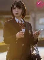 【お得】巨乳女子○生にスク水着せて3P。対面立位でズボズボ突いてイカセて、続いて対面座位。下から激突上げしたら、今度は立ちバック。ベッドで3P、チ○ポ咥えながらバックで突かれ正常位ピストン＆顔射。2人目もスク水脱がせてからのピストン＆顔射。 井上真帆 井上真帆